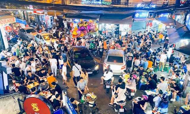 Phố Tây Tạ Hiện 