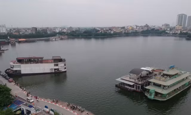 Du thuyền xa hoa thành phế thải án ngữ hồ Tây