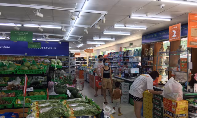 Lượng người mua tại các chợ và siêu thị cao hơn ngày thường nhưng không thiếu hàng.