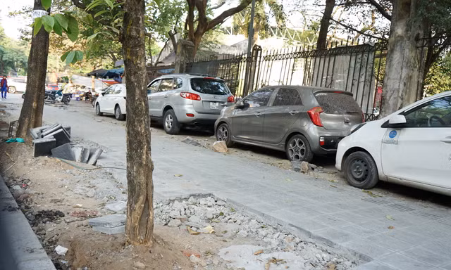 Vỉa hè chưa khô vữa đã bị ô tô, xe máy 'băm nát'