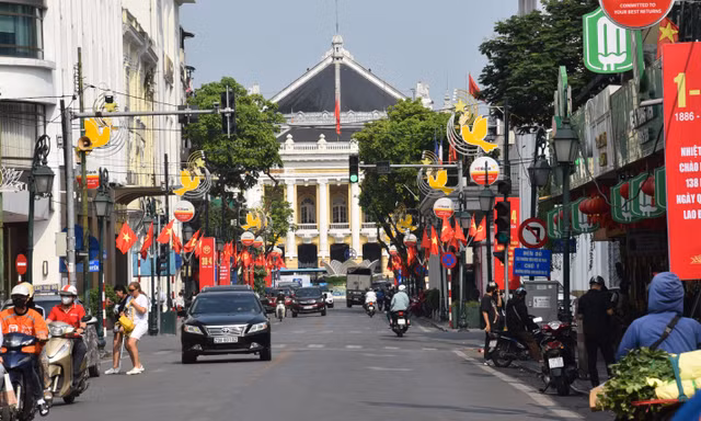 Đường phố Hà Nội 'khoác áo mới' dịp 30/4-1/5