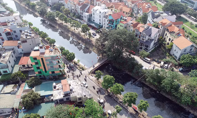 Nơi đặt ống cống thu gom nước thải tại sông Lừ.