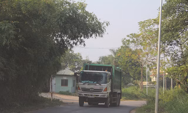 Bắt đầu 'giải vây' hàng nghìn tấn rác tại thị xã Sơn Tây
