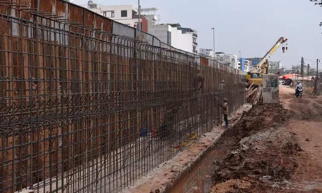 Hà Nội yêu cầu xử lý trách nhiệm việc chậm tiến độ hạ đê Âu Cơ