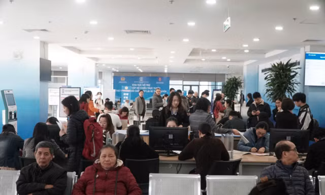 Người dân Hà Nội xếp hàng từ 5h sáng để làm thủ tục hành chính
