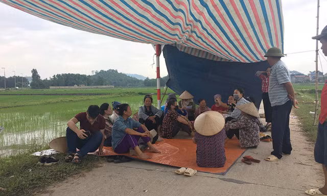 Người dân chặn xe rác ngày 2/7. Ảnh: Lê Quân