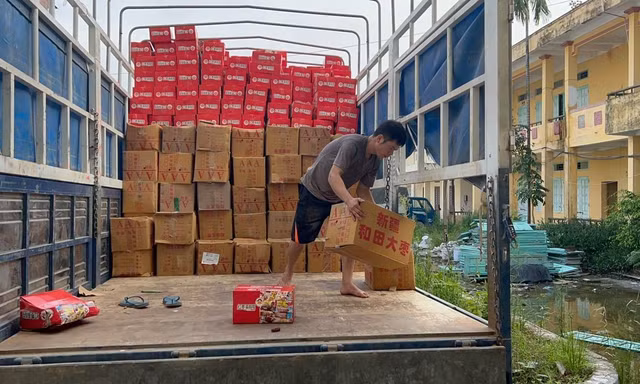 Phát hiện 1.000 thùng bánh bông lan nghi nhập lậu tại 'thủ phủ hàng nhái' La Phù