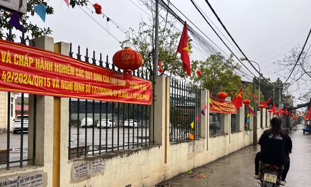Chủ tịch Hà Nội chỉ đạo kiểm tra, giải quyết bức xúc về dự án đường cắt ngang nhà văn hóa