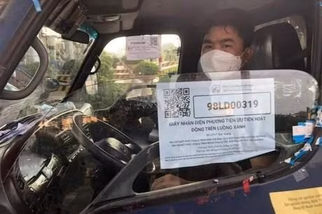 Tài xế lái xe chở hàng hóa từ các tỉnh thành vào Hà Nội. Ảnh minh họa