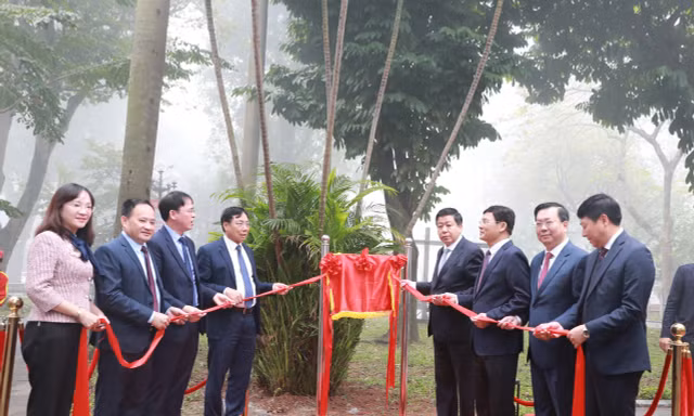 Hà Nội: Gắn biển loạt công trình cải tạo vườn hoa tại quận Hai Bà Trưng 