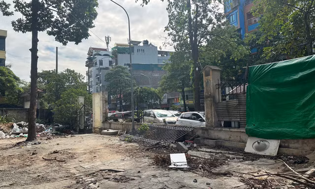 Cảnh xuống cấp, đổ nát trước khi cải tạo, hạ rào vỉa hè Công viên Tuổi trẻ 