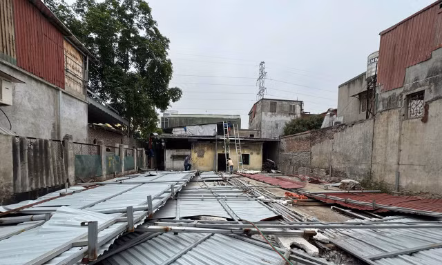 Hà Nội: Phá dỡ loạt vi phạm xây dựng tranh thủ thời điểm 'tranh tối, tranh sáng'