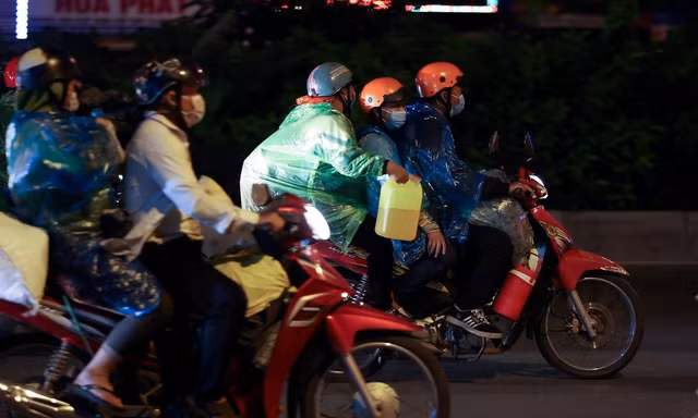 Nhiều người dân tự đi xe máy từ các vùng dịch về quê. Ảnh Hoàng Mạnh Thắng