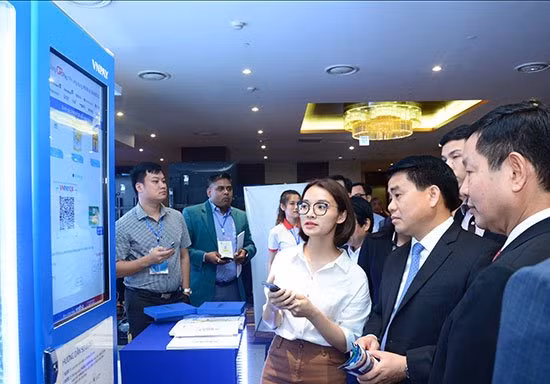 Chủ tịch Hà Nội thăm quan Triển lãm giới thiệu các sản phẩm, giải pháp công nghệ tiên tiến cho thành phố thông minh.