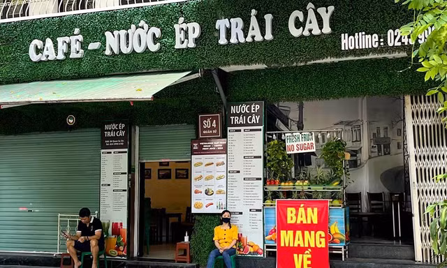 Hàng quán vẫn đang mở cửa dè dặt. Ảnh Như Ý