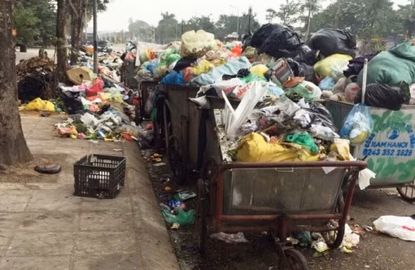 Rác thải ùn ứ, không được thu gom những ngày qua tại quận Nam Từ Liêm