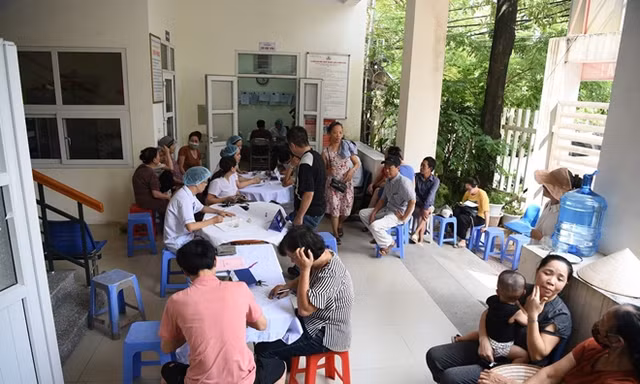 Người dân đến khám bệnh tại Trung tâm y tế phường Hạ Đình