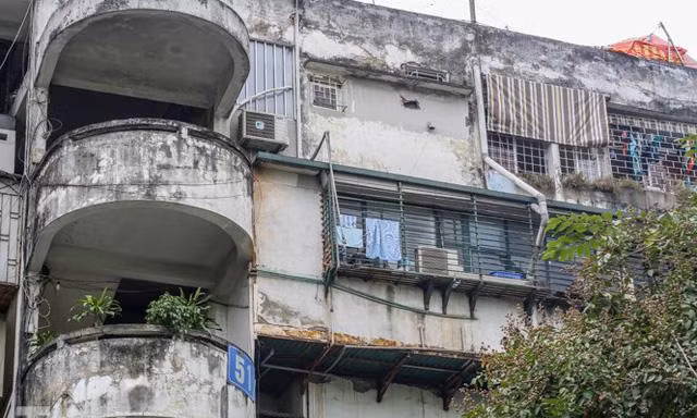 Chung cư 51 Huỳnh Thúc Kháng được yêu cầu di dời toàn bộ người dân trong Qúy I/2022. Ảnh: Duy Phạm