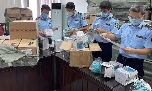Hiện trường thu giữ khẩu trang 3M nghi giả. Ảnh: TCQLTT