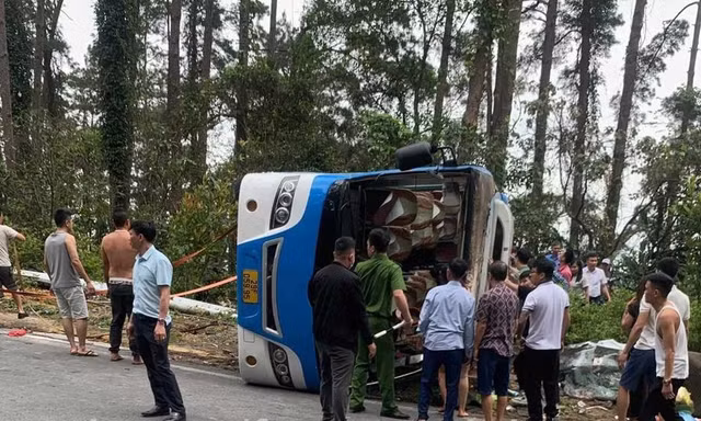 Xe khách lật ngang khi đổ đèo Tam Đảo, 13 người thương vong