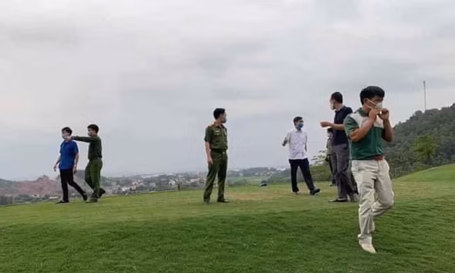Công an lên tận 'green' giải tán người chơi golf