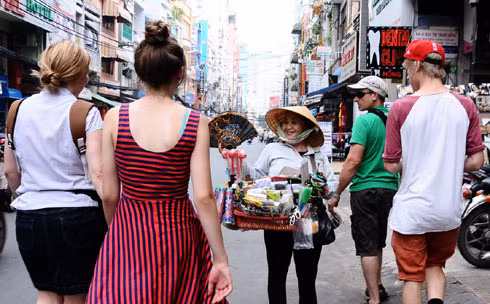 Hàng rong mời chào du khách. Ảnh minh họa