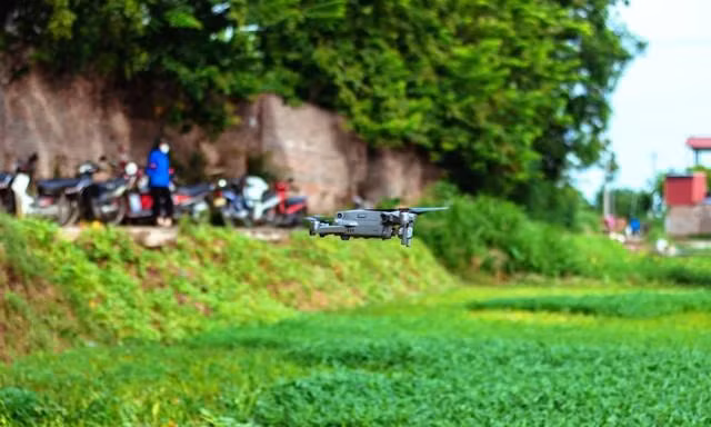 Flycam lần đầu được sử dụng giám sát khu vực cách ly tại Mê Linh