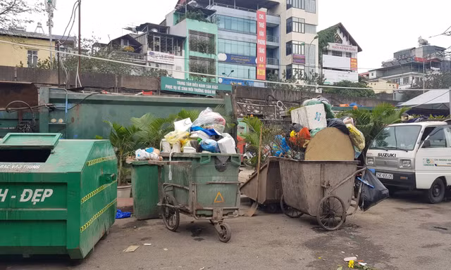 Rác chất đầy các xe của đơn vị vệ sinh môi trường