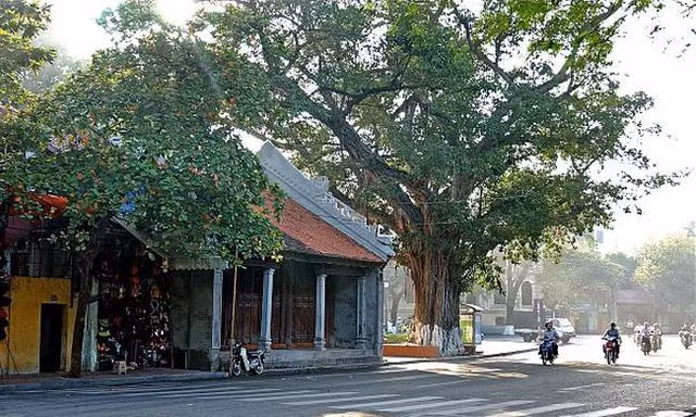 Đền Bà Kiệu nằm ở vị trí đối diện hồ Hoàn Kiếm
