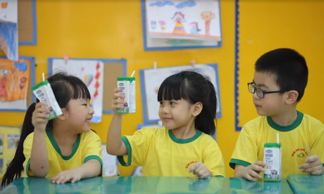 Học sinh Hà Nội uống sữa trong chương trình Sữa học đường