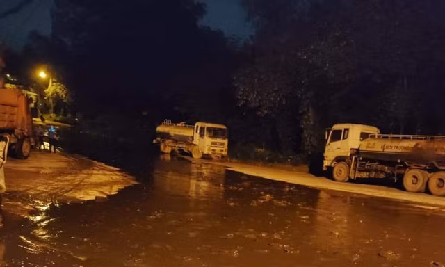 Hà Nội: Bùn thải từ bãi rác Nam Sơn tràn xuống đường trong đêm