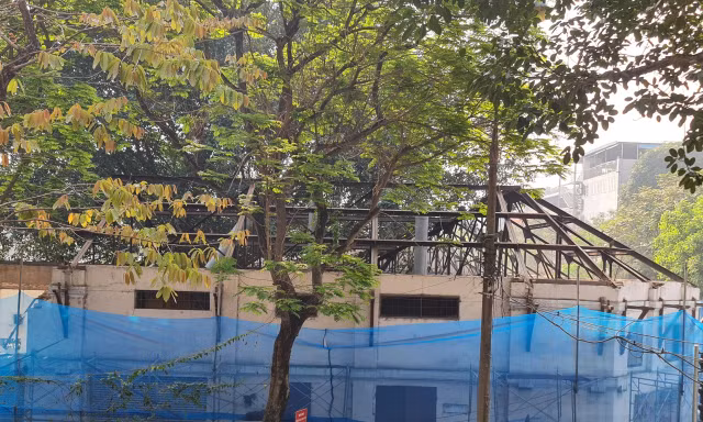 Nơi có bức phù điêu đang bị phá dỡ phần mái