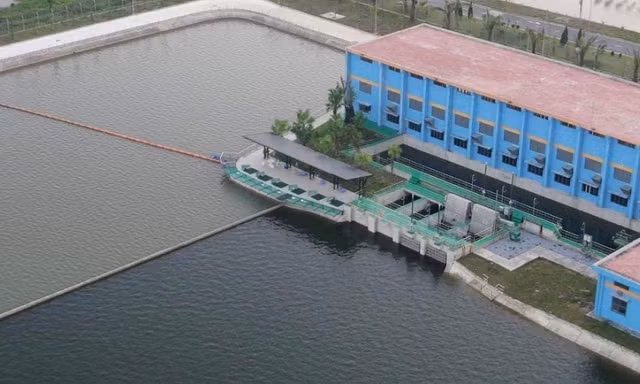 Hồ lắng và sân tập golf bên trong nhà máy nước mặt sông Đuống. Ảnh minh họa