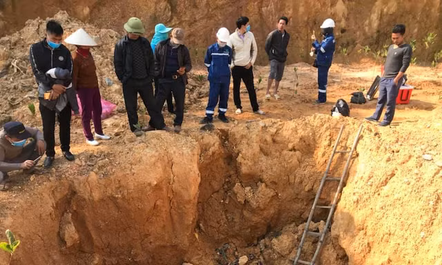 Phòng Tài nguyên & Môi trường huyện Sóc Sơn xuống hiện trường lấy mẫu xét nghiệm theo yêu cầu của cơ quan công an.