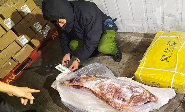 Thực phẩm đông lạnh quá hạn bị thu giữ