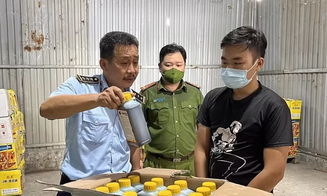 Thu giữ gần 18.000 lít thuốc trừ cỏ Trung Quốc dán mác hàng Việt