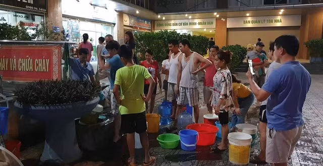 Cư dân KĐT xếp xô chờ đến lượt múc nước