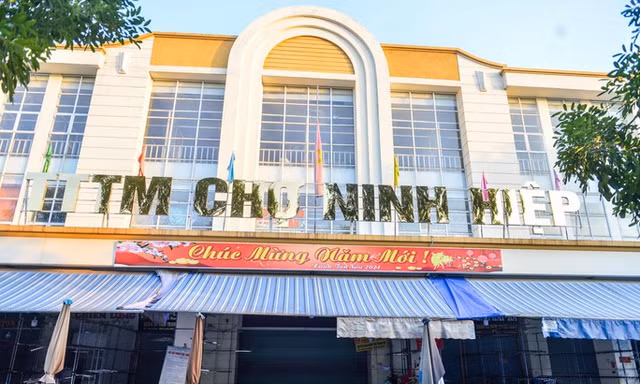 Hà Nội: Chợ đóng cửa vì mất điện, kinh doanh gặp khó khăn