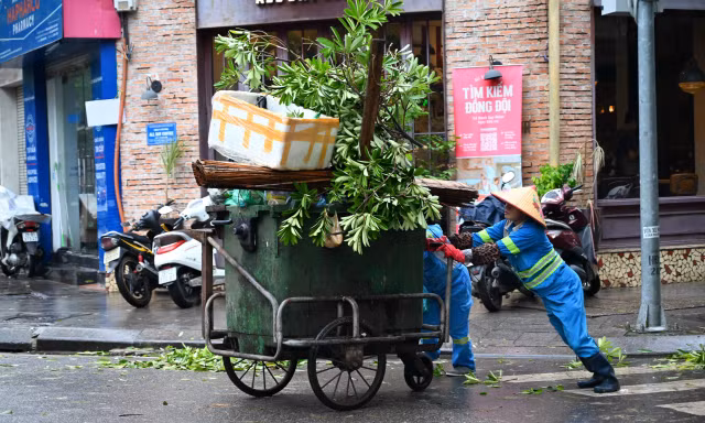 Hà Nội: Căng mình dọn dẹp sau bão 