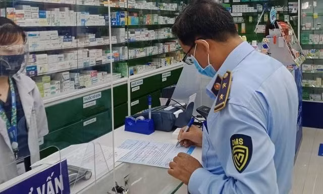 Lực lượng Quản lý thị trường Hà Nội xử lý một số hàng hóa liên quan đến Covid-19