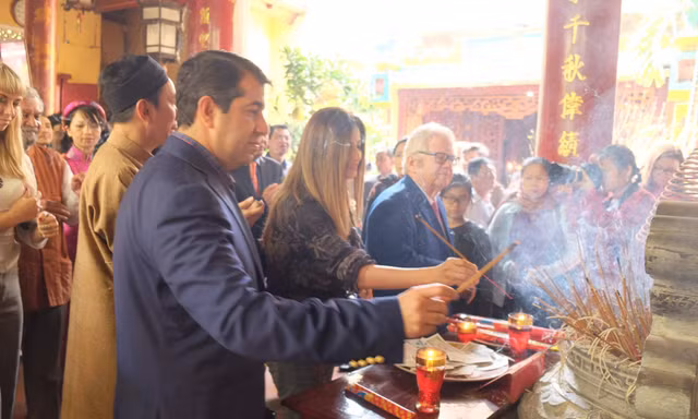 Gần 30 Đại sứ các nước đi lễ đầu năm