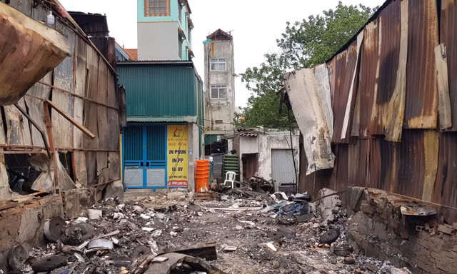 Hành động 'lạ' của người dân gần hiện trường vụ cháy 8 người chết