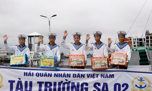 Vùng 2 Hải quân thăm, chúc Tết nhà giàn DK1 và huyện Côn Đảo