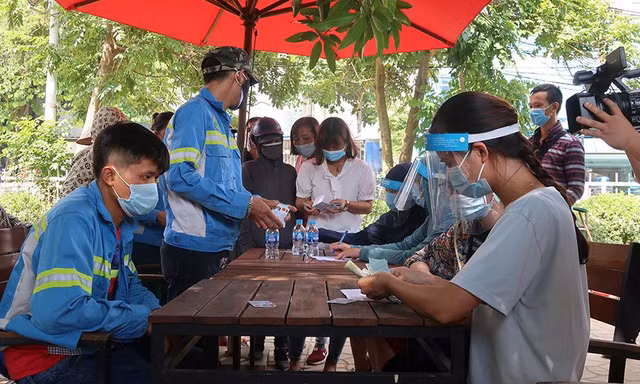 Công nhân nhận lương tại trụ sở Cty CP Tập đoàn Nam Hà Nội