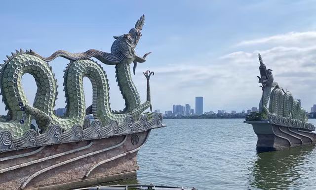 Nguyên nhân xuất hiện cá chết tại hồ Tây gây mùi khó chịu