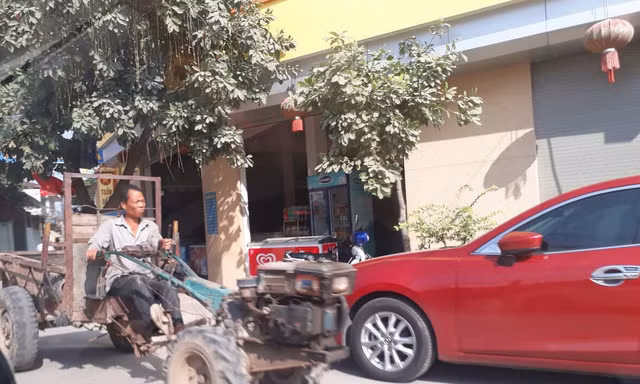 Bắc Ninh: Xe công nông tấp nập lưu thông trên tỉnh lộ