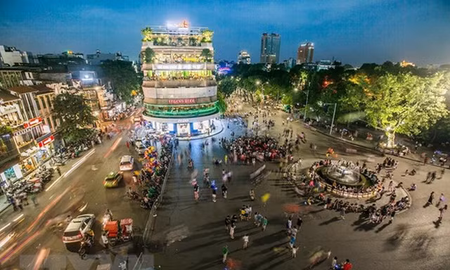 Không gian phố đi bộ quanh hồ Hoàn Kiếm