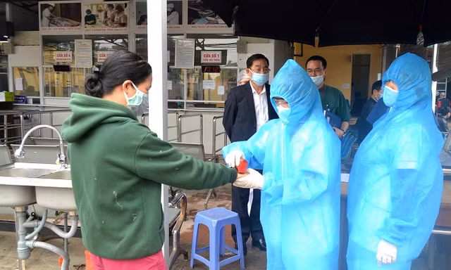 Người dân vào Bệnh viện đa khoa Sơn Tây sẽ phải đo thân nhiệt, khai báo y tế và đóng dấu xác nhận đã được kiểm soát. Ảnh: Đức Vân - Vũ Tuyết