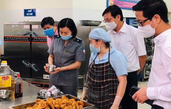 Kiểm tra đột xuất cơ sở ăn uống ở Hà Nội, 25 cơ sở không đạt