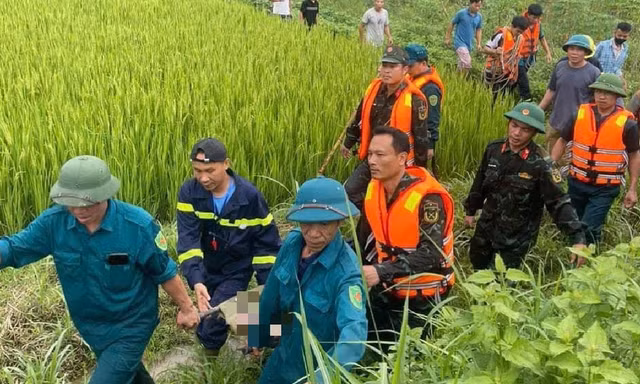 Lực lượng chức năng tìm thấy thi thể của các nạn nhân - Ảnh: Vĩnh Phúc 24h